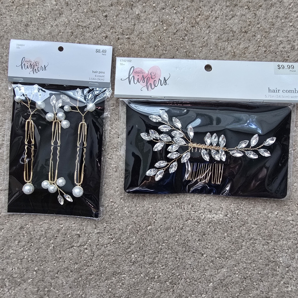 Studio His & Hers bridal hair comb with a gold-colored wire and rhinestone leaf